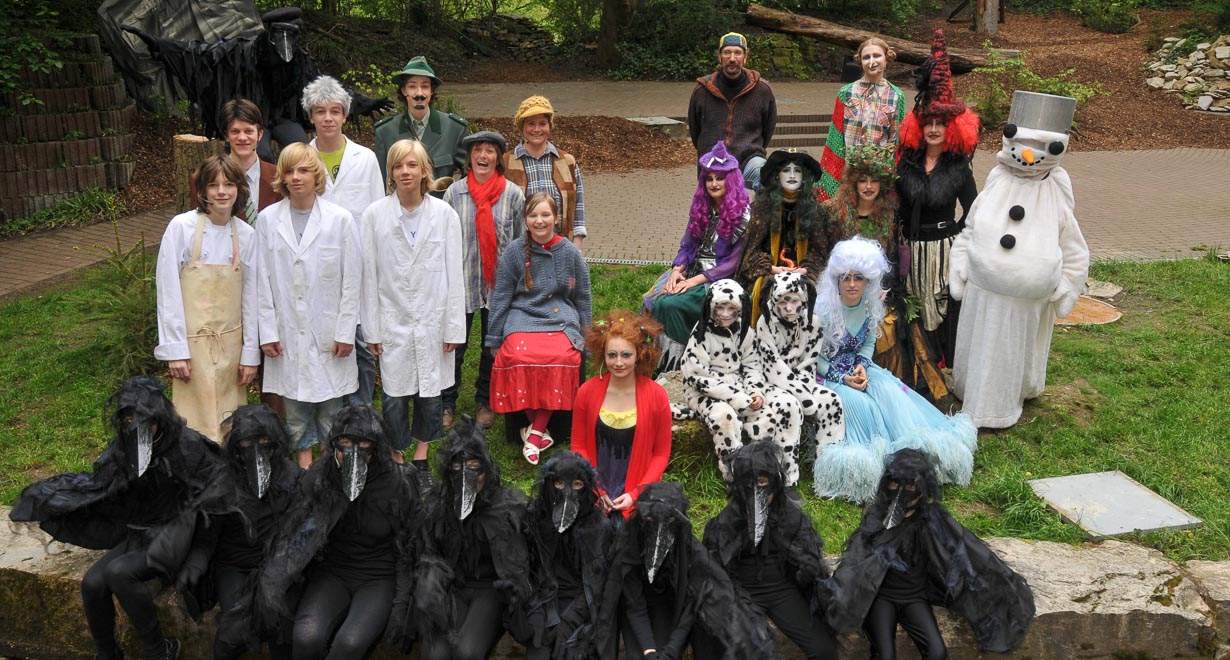 Alle Darsteller von Die kleine Hexe Gruppenfoto