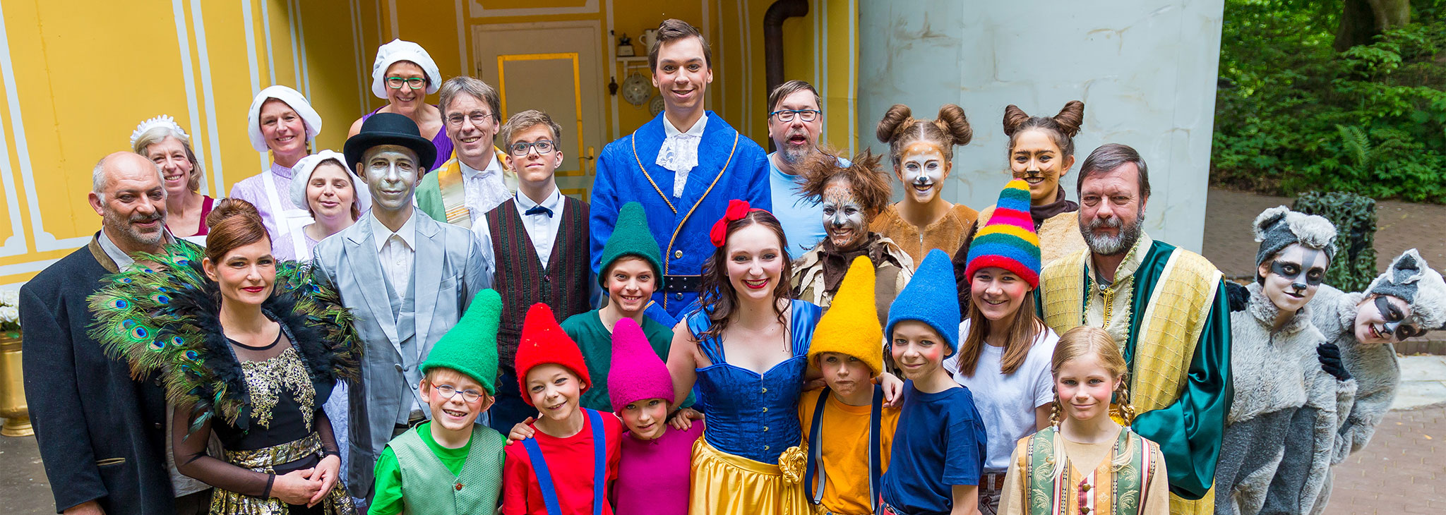 Alle Darsteller von Schneewittchen und die sieben Zwerge (2018) Gruppenfoto
