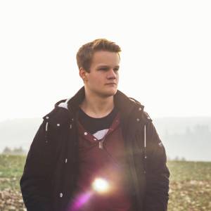 Jan Kramer als Gravur (Rhythmusgitarre) in Benefizkonzert für José Carreras