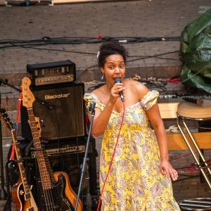 Benefizkonzert mit White Coffee, Gravur und 440 Hertz
