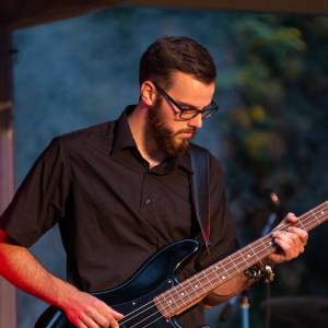 Benefizkonzert mit White Coffee, Gravur und 440 Hertz
