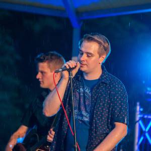 Benefizkonzert mit White Coffee, Gravur und 440 Hertz