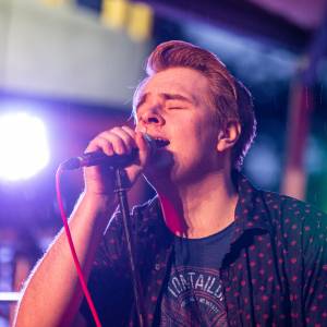 Benefizkonzert mit White Coffee, Gravur und 440 Hertz