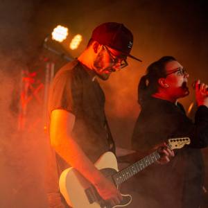 Benefizkonzert mit White Coffee, Gravur und 440 Hertz