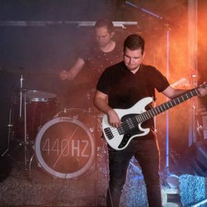 Benefizkonzert mit White Coffee, Gravur und 440 Hertz