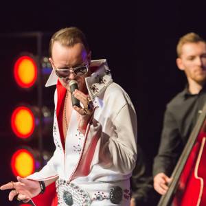 Elvis-Imitator Carsten Keber in der Paderhalle