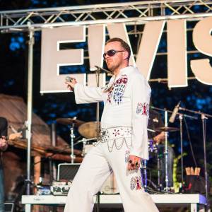 Elvis Imitator Carsten Keber auf der Freilichtbühne Schloß Neuhaus