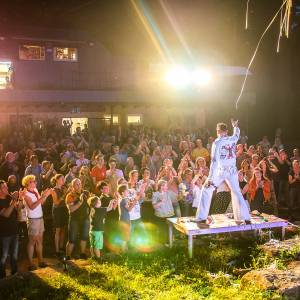 Elvis Imitator Carsten Keber auf der Freilichtbühne Schloß Neuhaus