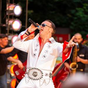 Carsten Keber alias Elvis - The King am 15. Juni auf der Freilichtbühne Schloß Neuhaus