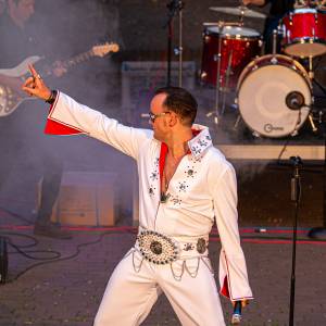 Carsten Keber alias Elvis - The King am 15. Juni auf der Freilichtbühne Schloß Neuhaus
