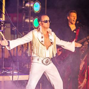 Carsten Keber alias Elvis - The King am 15. Juni auf der Freilichtbühne Schloß Neuhaus