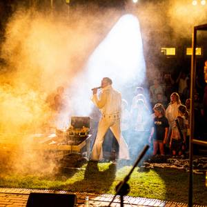 Carsten Keber alias Elvis - The King am 15. Juni auf der Freilichtbühne Schloß Neuhaus