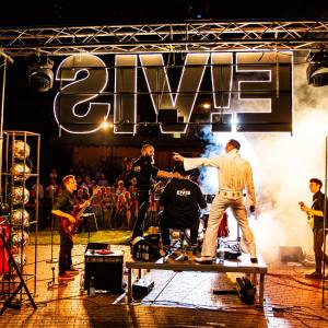 Carsten Keber alias Elvis - The King am 15. Juni auf der Freilichtbühne Schloß Neuhaus
