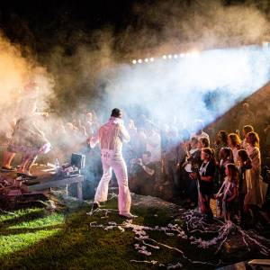 Carsten Keber alias Elvis - The King am 15. Juni auf der Freilichtbühne Schloß Neuhaus
