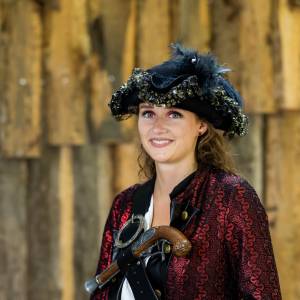 Anna Peters als Amelia (Kapitänin der Libertas) in Seraphines Odyssee