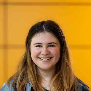 Ellen Matthes als Hildegard, Schneider-Kim in Die kleine Hexe