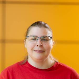 Loraine Reintjes als Gemüseverkäuferin, Kräuterhexe in Die kleine Hexe