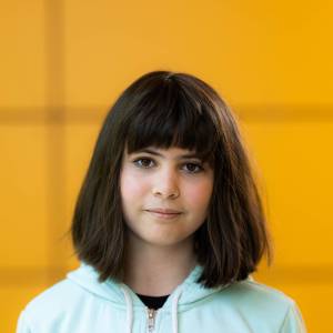 Lotte Berkemeier als Ursel, Franzi, Schneekind, Käuferin in Die kleine Hexe