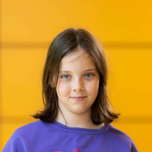 Mia Braß als Franzi, Feldhexe, Käuferin in Die kleine Hexe