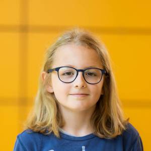 Niko Niehaus als Thomas, Schneekind, Marktbesucher in Die kleine Hexe