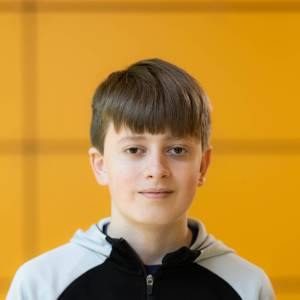 Noah Igrek als Marktbesucher, Käufer, Schneekind, Festbesucher in Die kleine Hexe