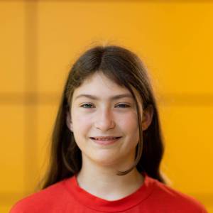 Sarah Michels als Ursel, Windhexe, Käuferin in Die kleine Hexe