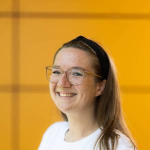 Sonja McGovern als Muhme Rumpumpel in Die kleine Hexe