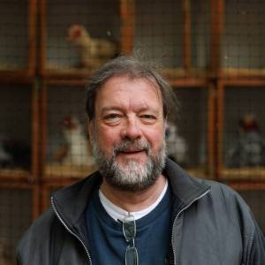 Peter Hönsch als Hausmeister / Schrottplatz in Die Wilden Hühner – Fuchsalarm