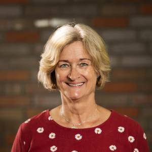 Anne Mischendahl als Ria Raatsch in Trudes Bude