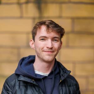 Alexander Becker als Jonte Mutzenbacher in Der Juwelen-Priester