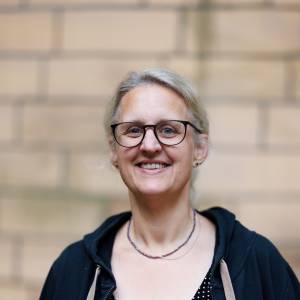Heike Röder als Waltraud in Der Juwelen-Priester