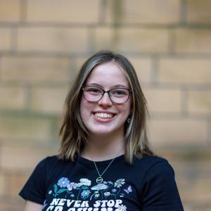 Kate Leonard als Schluckauf-Karla in Der Juwelen-Priester