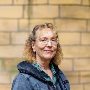 Renate Malassa als Pasti in Der Juwelen-Priester