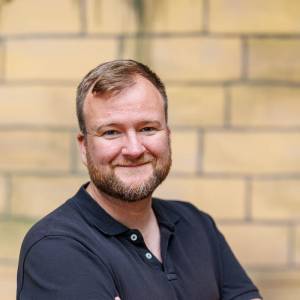 Stefan Beckmann ist Regisseur beim Abendstück „Der Juwelen-Priester“ (2024)