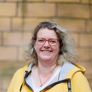 Steffi Tipp als Josephine Bandalez in Der Juwelen-Priester