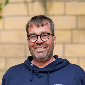 Thomas Leonard als Günni in Der Juwelen-Priester