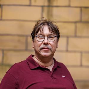 Tobias Thomas als Schluckauf-Kalle in Der Juwelen-Priester