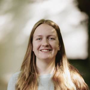 Elly Rettig als Krummbiegel / Ensemble in Emil & die Detektive