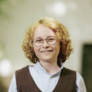 Joi Warnecke als Gustav mit der Hupe in Emil & die Detektive