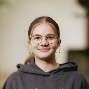 Pia Stermann als Bahnvorsteherin / Katze in Emil & die Detektive