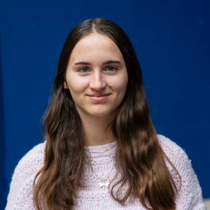 Anouk Hillebrand als Narracott in Und dann gab's keines mehr