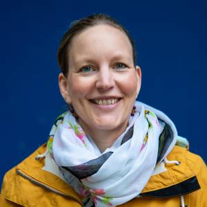 Roxana Bardini als Mrs. Rogers in Und dann gab's keines mehr