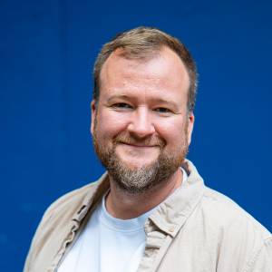 Stefan Beckmann ist Regisseur beim Abendstück „Und dann gab's keines mehr“ (2026)