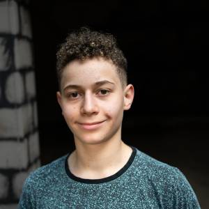 Emilio Demirov als Rowdy Julian in Wenn der Mond am Himmel steht...