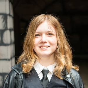 Haley Tews als Maria Mauser in Wenn der Mond am Himmel steht...