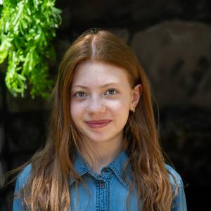 Mia Wiens als Cousine Lilith de Lună in Wenn der Mond am Himmel steht...