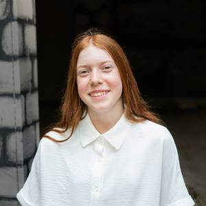 Samantha Schulte als Freundin Selina in Wenn der Mond am Himmel steht...